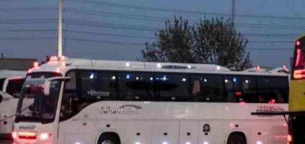 عکس از داخل اتوبوس با مسافر در شب