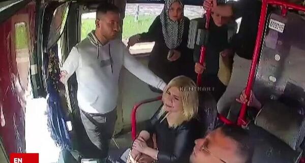 عکس از داخل اتوبوس با مسافر در شب