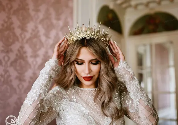 عکس عروس با تاج ملکه ای