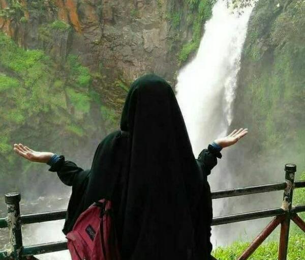 عکس دختر چادری در حرم امام حسین