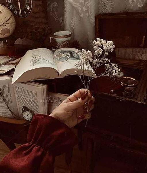 عکس پروف دختر در کتابخانه