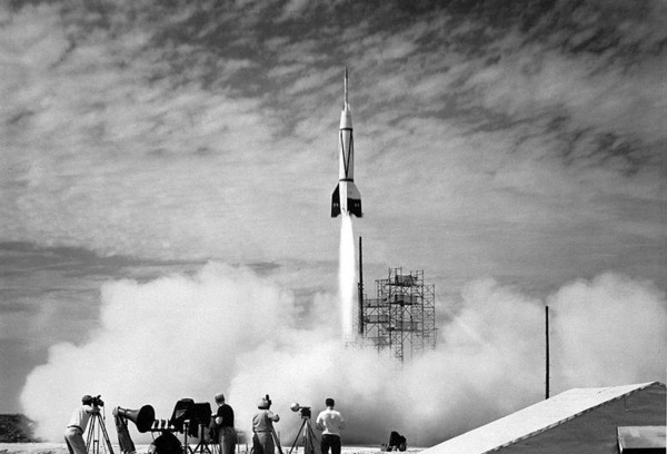 عکس شهید تهرانی مقدم با موشک