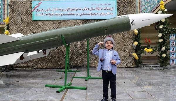 عکس شهید تهرانی مقدم با موشک