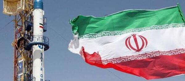 عکس شهید تهرانی مقدم در کنار موشک