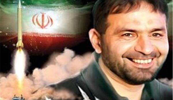 عکس شهید تهرانی مقدم در کنار موشک