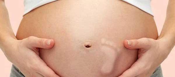 عکس حرف v در چشم زن باردار