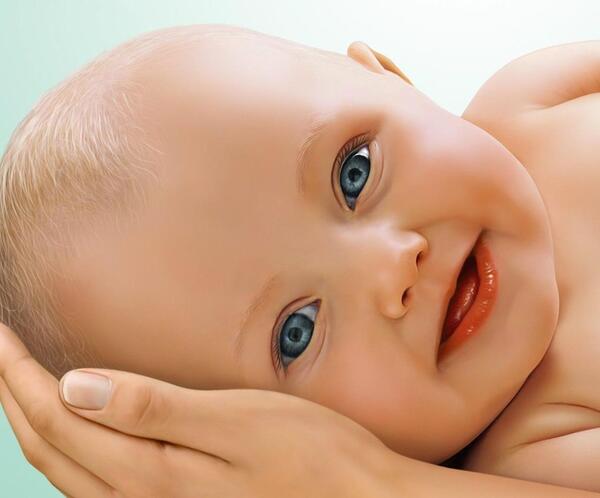 عکس حرف v در چشم زن باردار