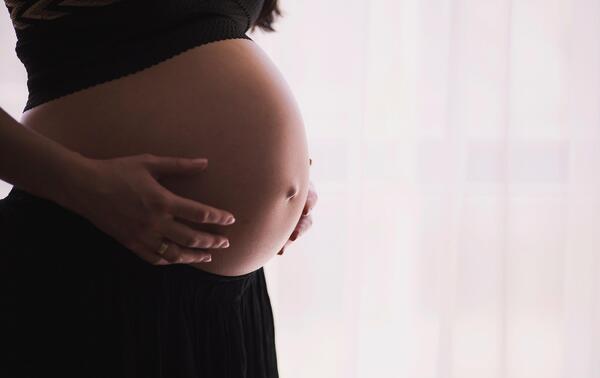 عکس حرف v در چشم زن باردار