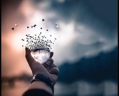 عکس گوشی در دست دختر برای پروفایل
