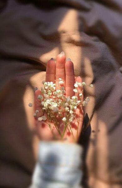 عکس گوشی در دست دختر برای پروفایل