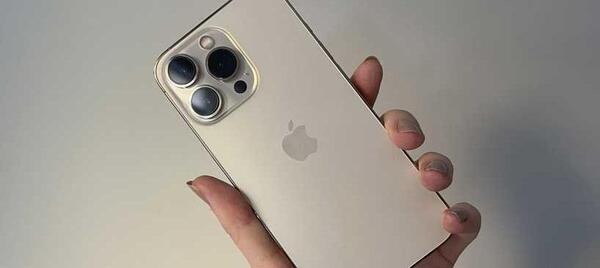 عکس گوشی ایفون در دست دختر