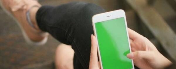 عکس گوشی ایفون در دست دختر