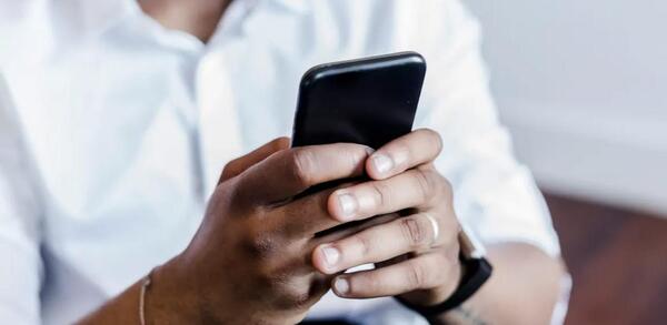 عکس گوشی موبایل در دست