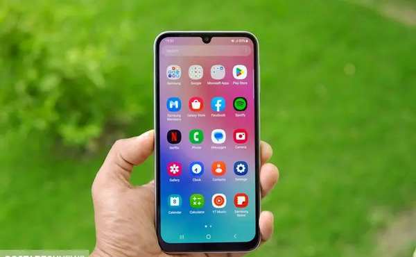 عکس گوشی موبایل در دست