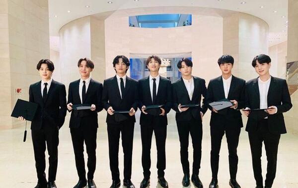 عکس جین بی تی اس و همسرش
