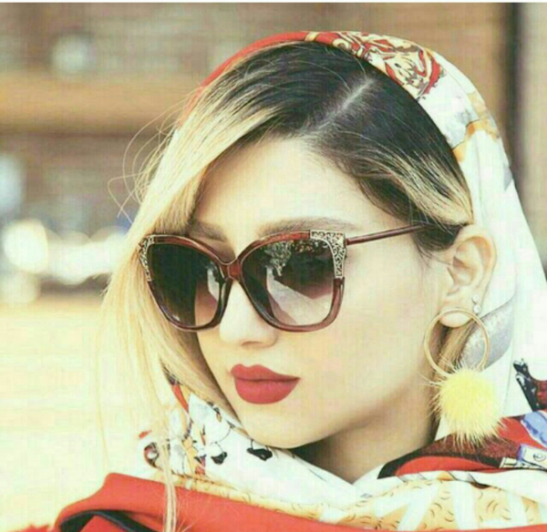 عکس زن نیمرخ با عینک دودی