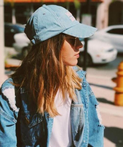 عکس زن نیمرخ با عینک دودی