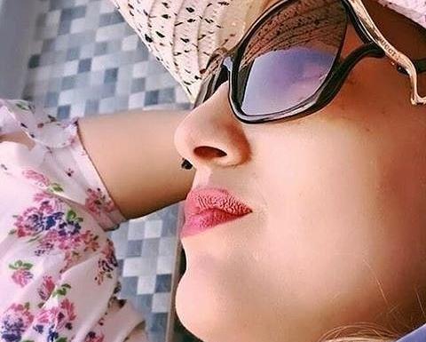 عکس زن نیمرخ با عینک دودی