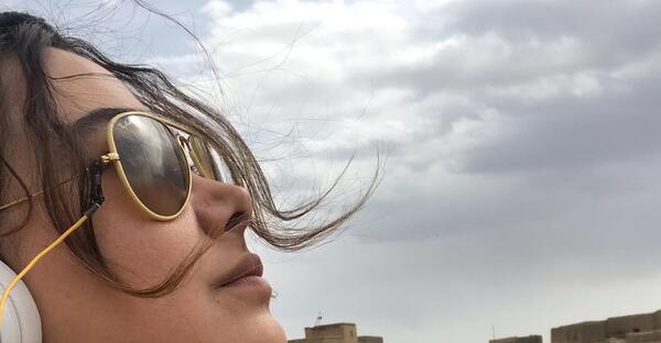 عکس زن نیمرخ با عینک دودی