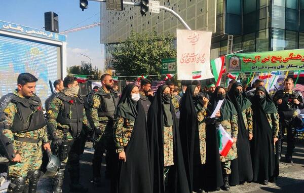 عکس زن با لباس نظامی
