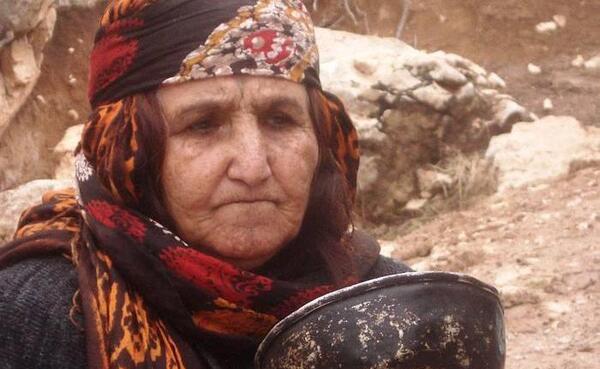 عکس زن با لباس محلی لری
