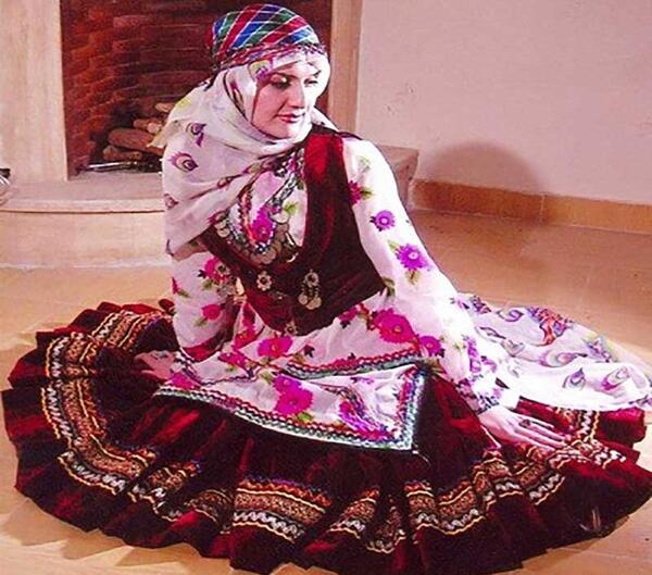 عکس زن با لباس ترکی
