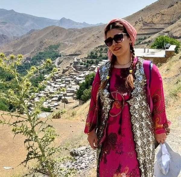 عکس زن کورد با لباس محلی