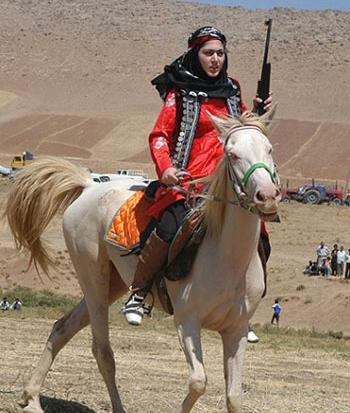 عکس زن بختیاری با لباس محلی