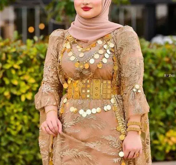 عکس زن کرد با لباس محلی