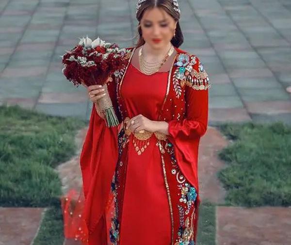 عکس زن کرد با لباس محلی