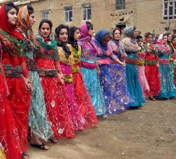 عکس زن کرد با لباس محلی
