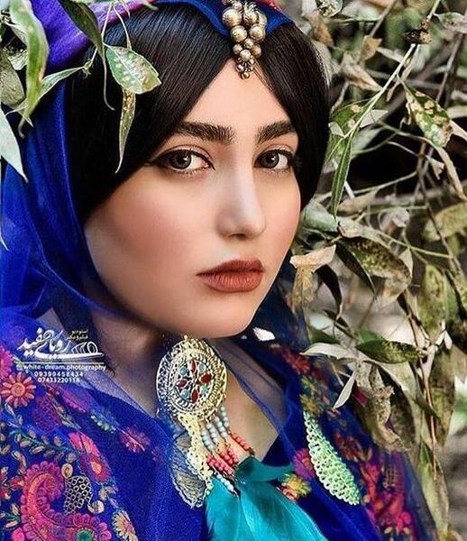 عکس زن کرد با لباس محلی
