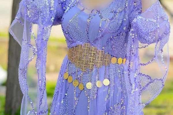عکس زن زیبا با لباس کردی