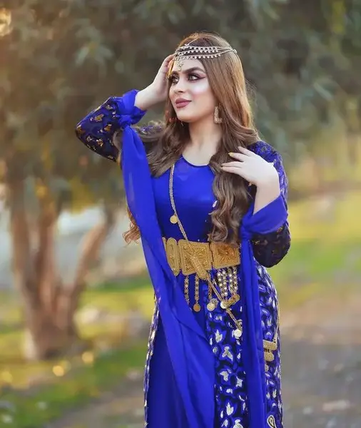 عکس زن زیبا با لباس کردی