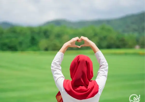 عکس زن در طبیعت شمال