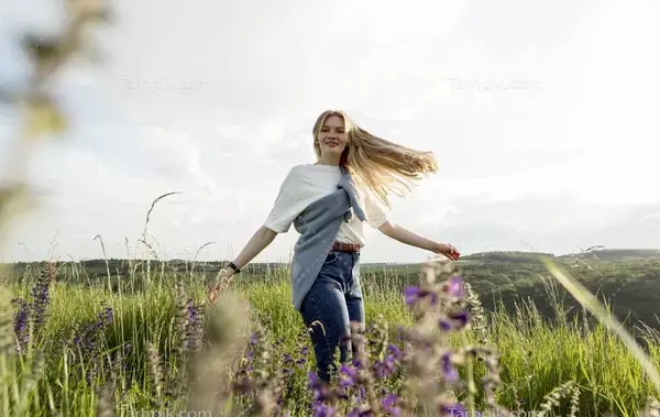 عکس زن شاد و خوشحال