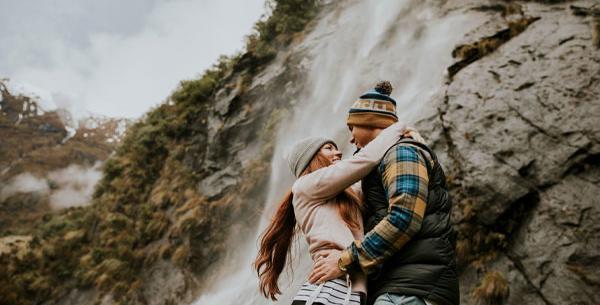 ژست عکس زن و مرد در طبیعت