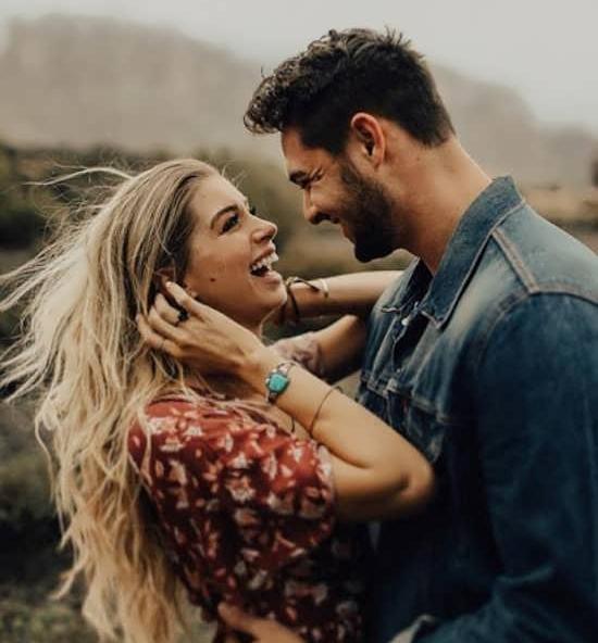 ژست عکس زن و مرد در طبیعت