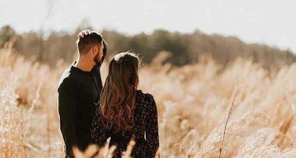 ژست عکس زن و شوهری در طبیعت