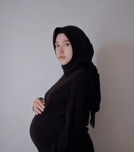 ژست عکس زن و شوهر با حجاب
