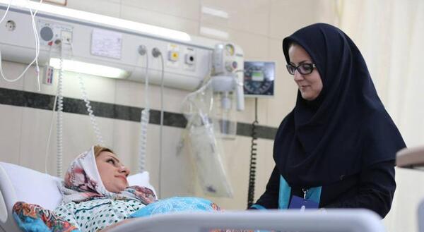 عکس زن مریض در بیمارستان