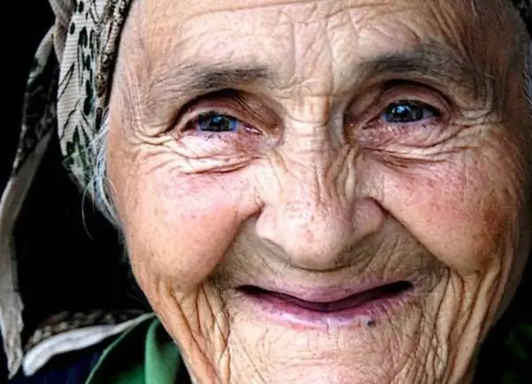 عکس زن مسن چشم سبز
