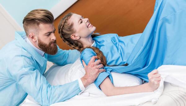 عکس زن باردار در حال زایمان در آب