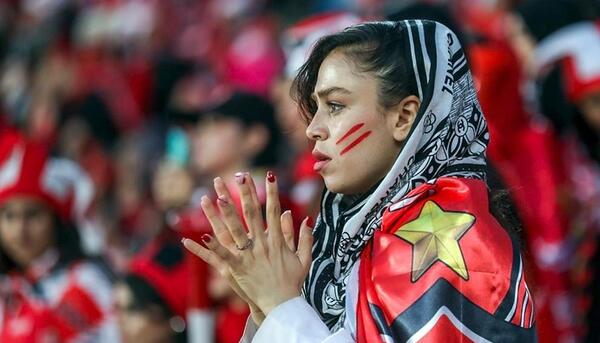 عکس زن پرسپولیسی
