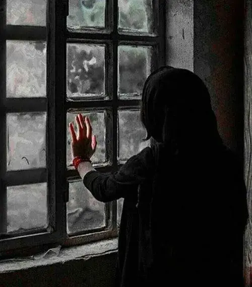 عکس زن پشت پنجره بارانی