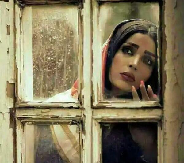 عکس زن پشت پنجره بارانی