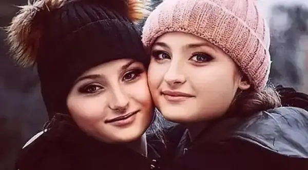 عکس سارا و نیکا در بغل دوست پسرهایشان