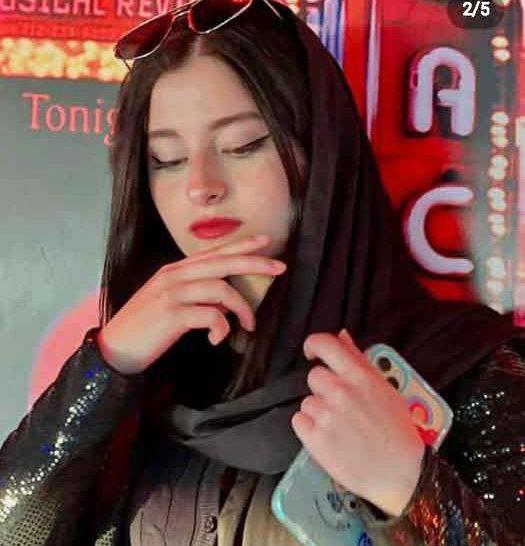 عکس سارا و نیکا در بغل دوست پسرهایشان
