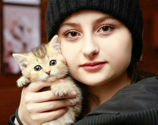 عکس سارا و نیکا در بغل دوست پسرهایشان
