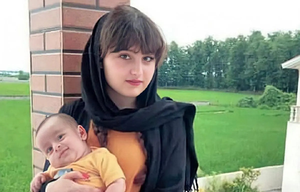عکس سارا نیکا بچگی